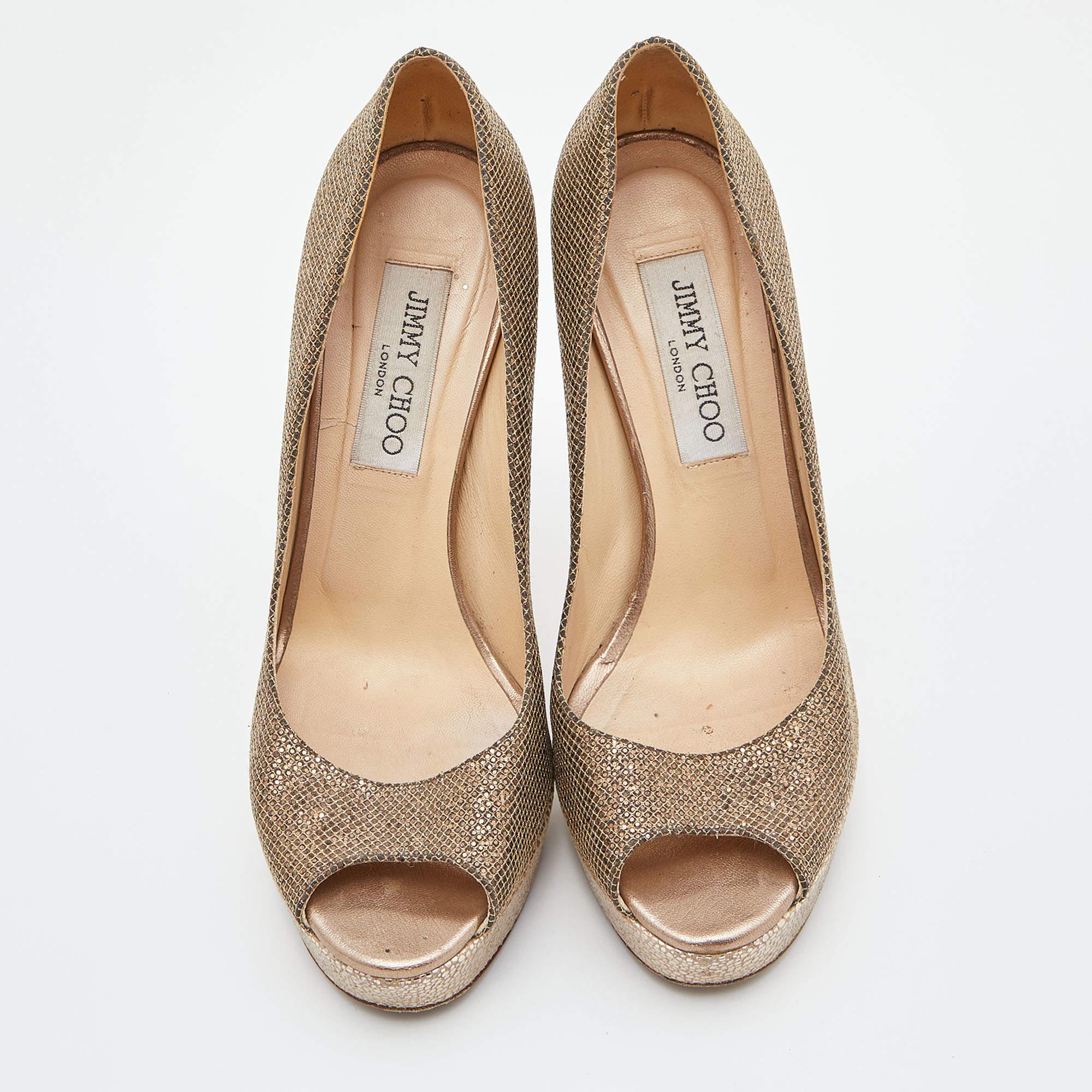 Jimmy Choo Gold Glitter Lamé Fabric Dahlia Platform Peep Toe Pumps Size 37.5 In Fair Condition For Sale In Dubai, Al Qouz 2