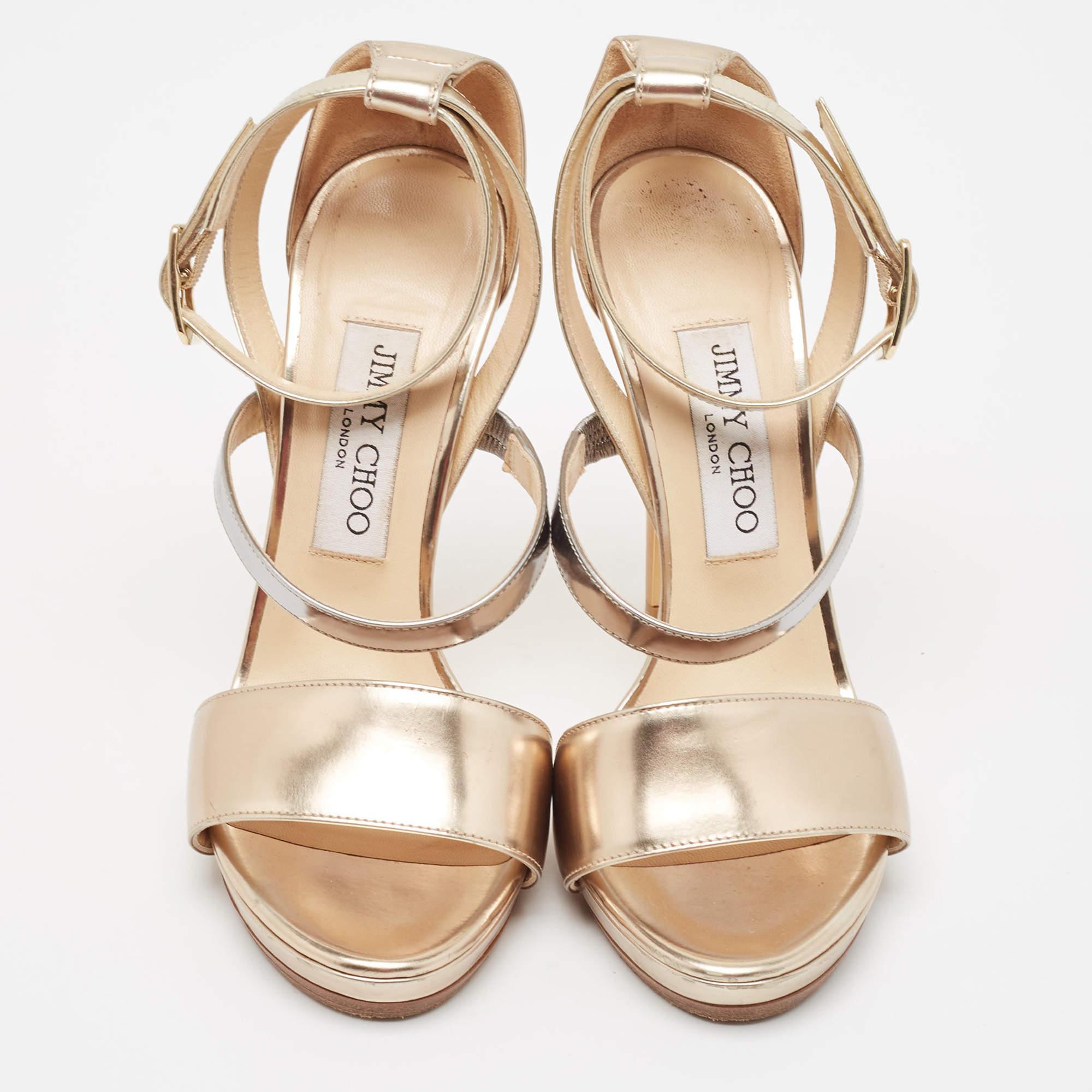 Oro Jimmy Choo - Sandali con cinturino alla caviglia in pelle dorata misura 37.5 in vendita