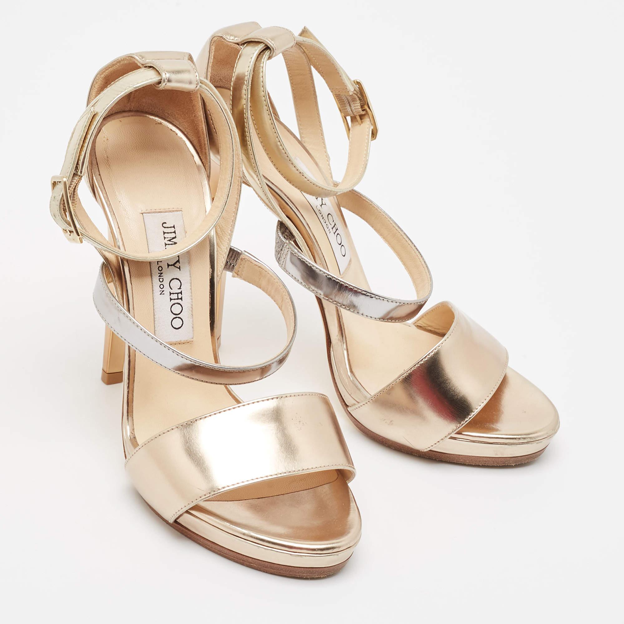 Jimmy Choo - Sandali con cinturino alla caviglia in pelle dorata misura 37.5 In condizioni discrete in vendita a Dubai, Al Qouz 2
