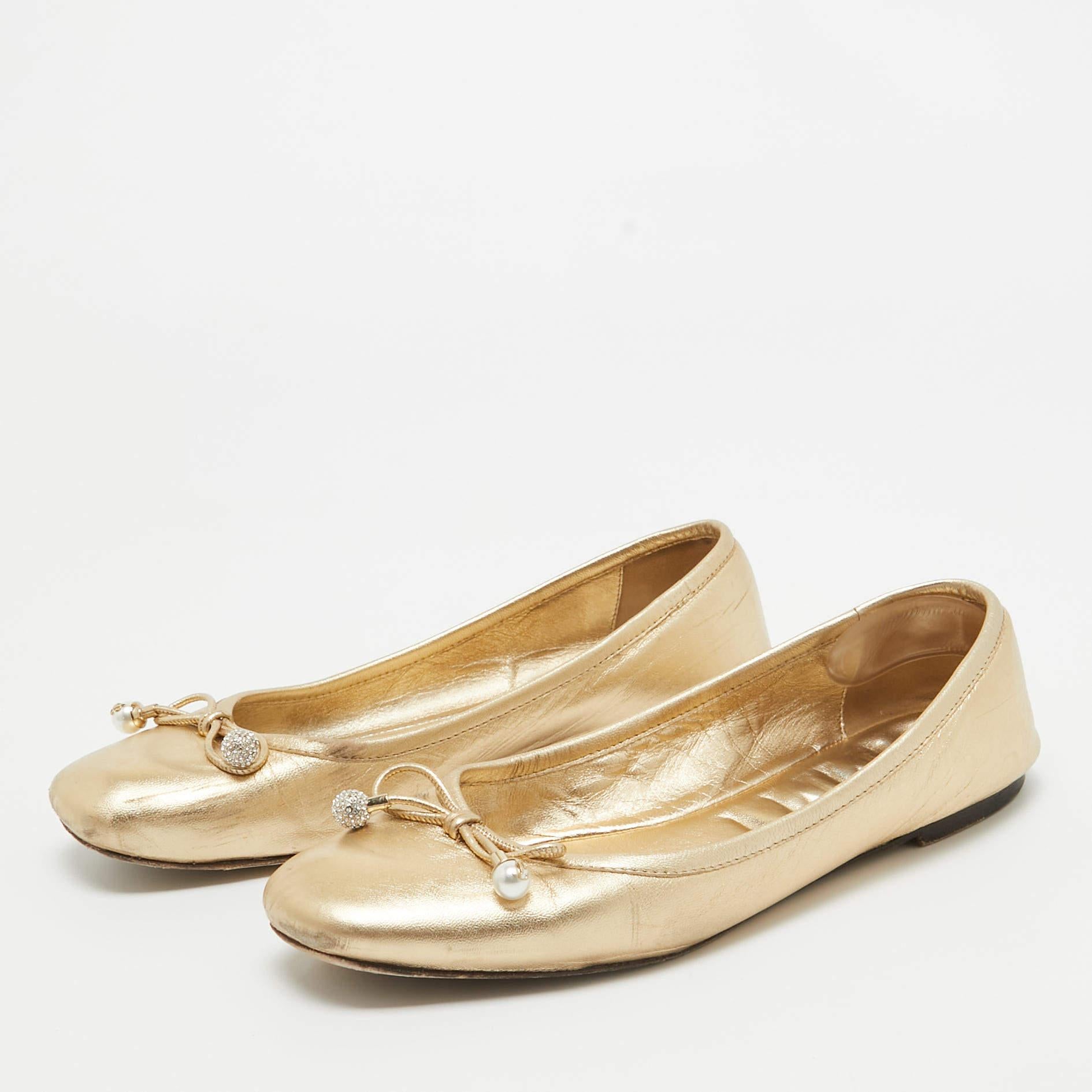 Complete your look by adding these Jimmy Choo ballet flats to your collection of everyday footwear. They are crafted skilfully to grant the perfect fit and style.