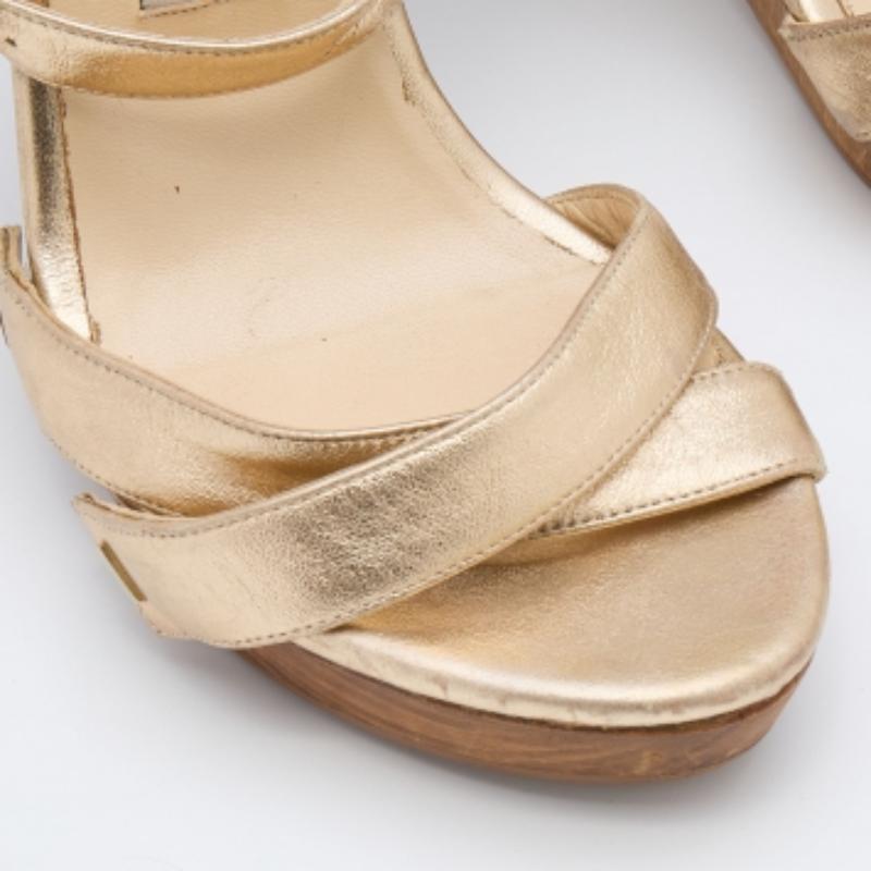 Jimmy Choo - Sandales à lanières croisées en cuir doré, taille 37 État moyen - En vente à Dubai, Al Qouz 2