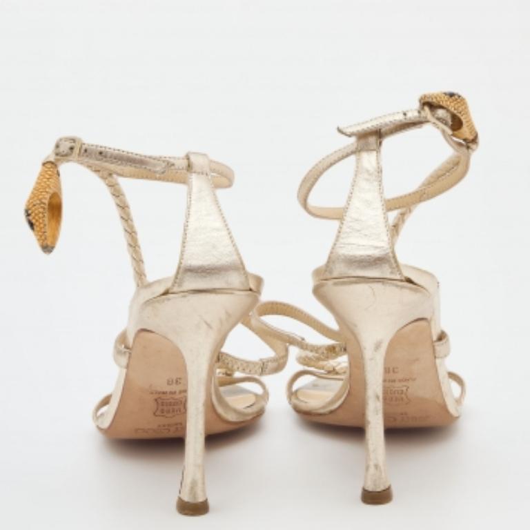 Jimmy Choo Sandalias con correa en el tobillo de piel dorada con relieve de serpiente talla 38 en Bastante bueno estado para la venta en Dubai, Al Qouz 2