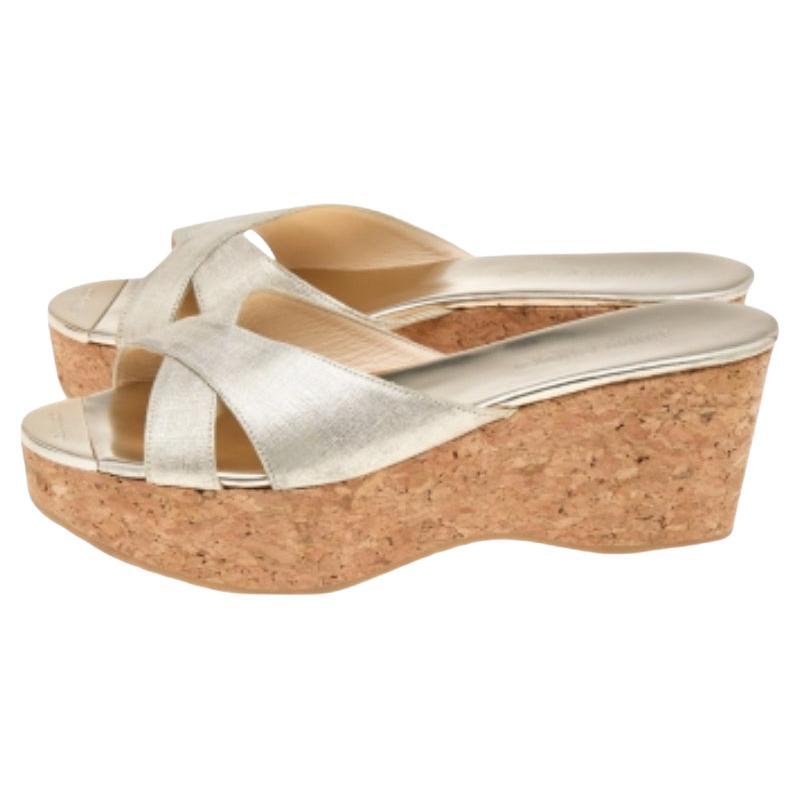 Ces jolies chaussures Jimmy Choo vous apporteront la bonne dose de style et de brillance. Fabriquées en Italie, elles se déclinent dans une jolie teinte orangée. Elles sont dotées de brides croisées sur l'empeigne en cuir et de semelles compensées