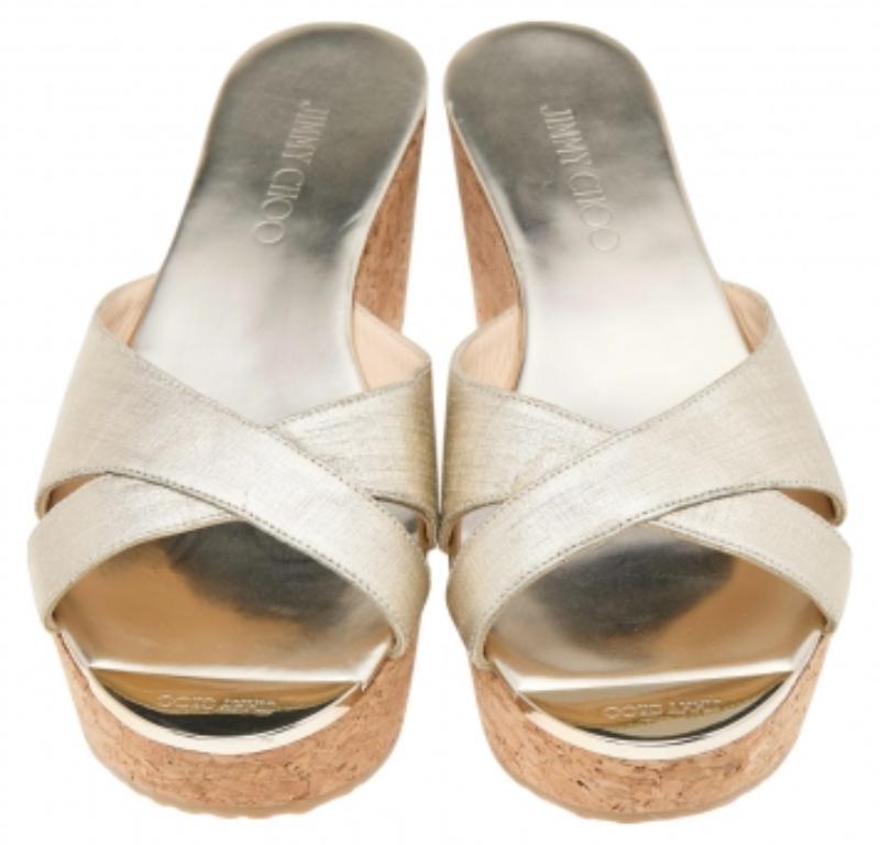 Jimmy Choo cuir doré Prima  Cork Wedge Platform Slide Sandals Size 40 (Sandales à semelles compensées en liège) Bon état - En vente à Dubai, Al Qouz 2