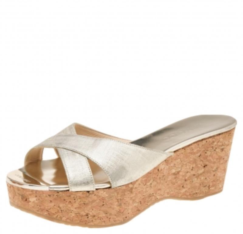 Jimmy Choo cuir doré Prima  Cork Wedge Platform Slide Sandals Size 40 (Sandales à semelles compensées en liège) en vente 1