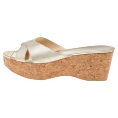 Jimmy Choo Prima de piel dorada  Sandalias deslizantes con plataforma de cuña de corcho talla 40