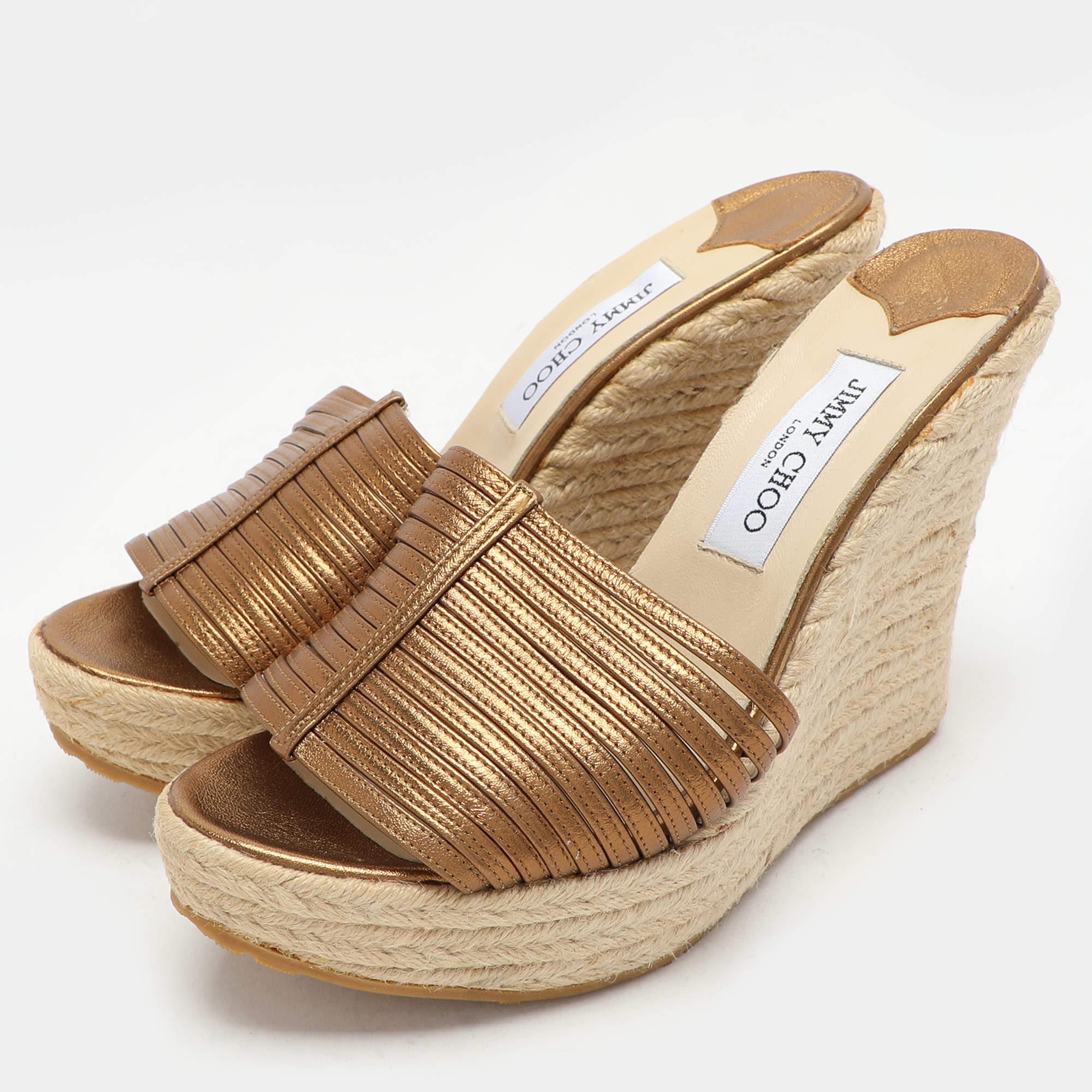 Vous pouvez compter sur ces sandales compensées Jimmy Choo pour compléter un look du jour au soir. Ils sont magnifiquement fabriqués et conçus pour offrir un bon ajustement et une portance confortable.