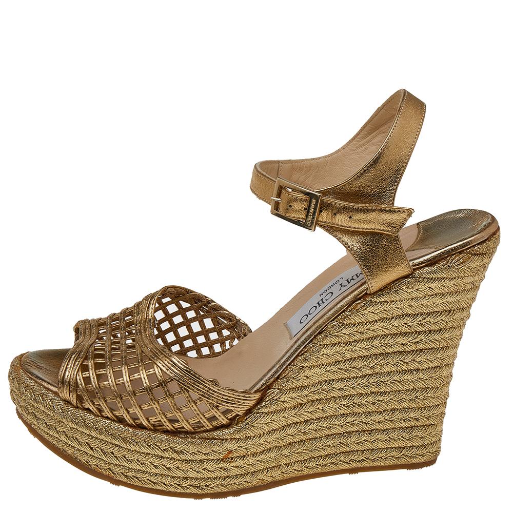 You'll leave the crowds amazed and fetch compliments from one and all every time you step out in these gorgeous sandals from Jimmy Choo. The metallic gold sandals are crafted from leather and feature an open-toe silhouette. They flaunt single vamp