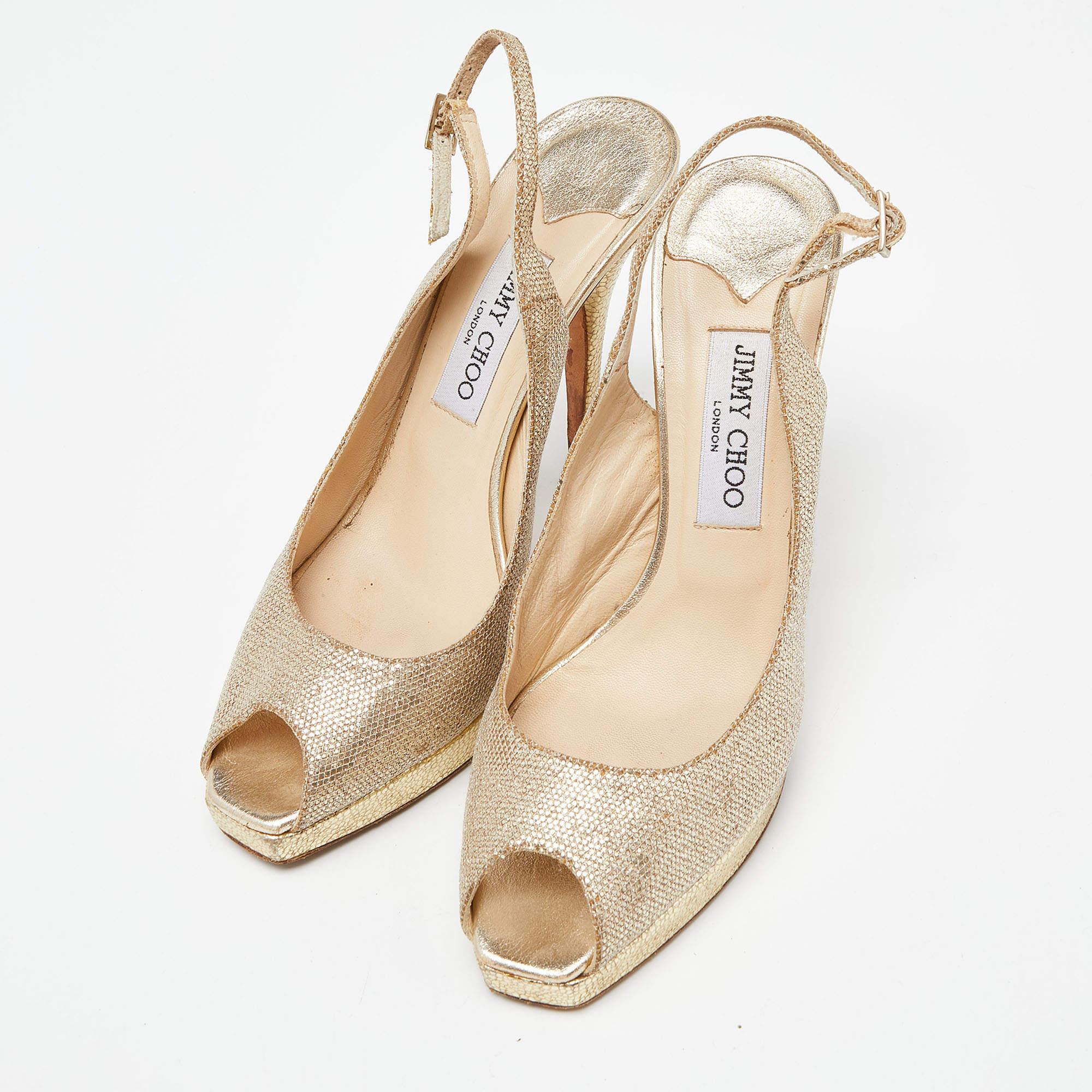 These sandals will frame your feet in an elegant manner. Crafted from quality materials, they display a classy design and comfortable insoles.