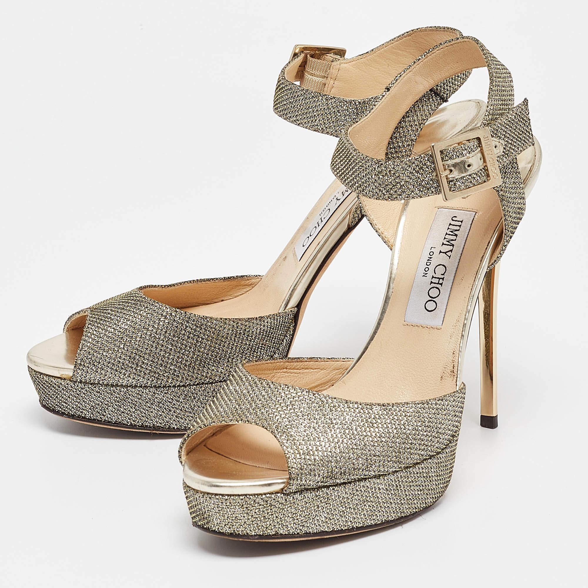 Estas sandalias le ofrecerán lujo y comodidad. Fabricados con materiales de calidad, vienen en un tono versátil y están equipados con cómodas plantillas.