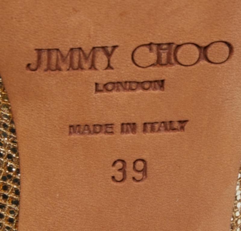 Crea un look d'effetto con questi sandali di Jimmy Choo! Dalla forma e dai dettagli al fascino generale, trasudano eleganza. I sandali sono caratterizzati da punte, plateau, slingback e tacchi a spillo.