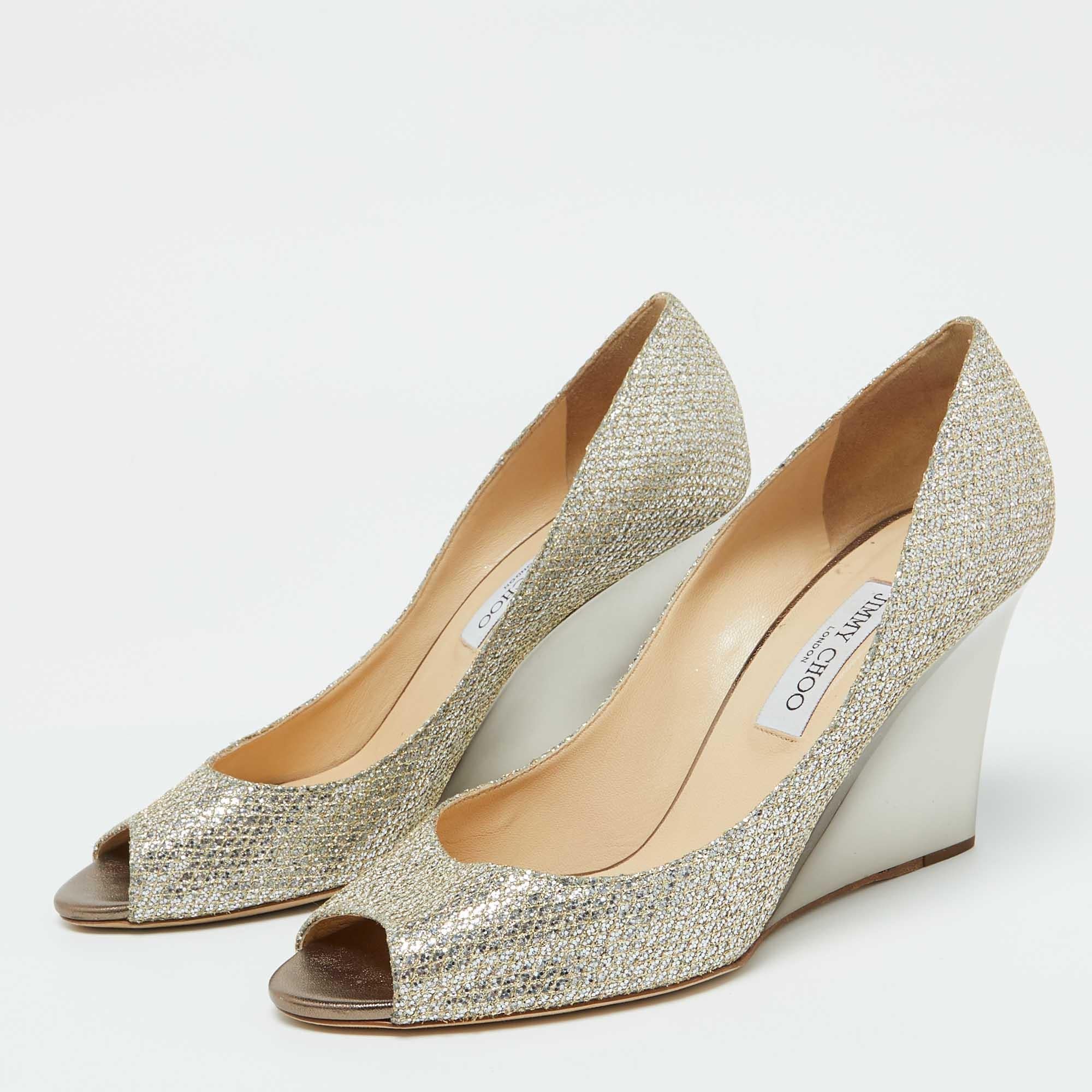 Shimmering and very stylish  these Baxen pumps from Jimmy Choo definitely need to be on your wishlist. The metallic gold pumps are crafted from glitter fabric and feature a peep toe silhouette. They flaunt wedge heels and come equipped with
