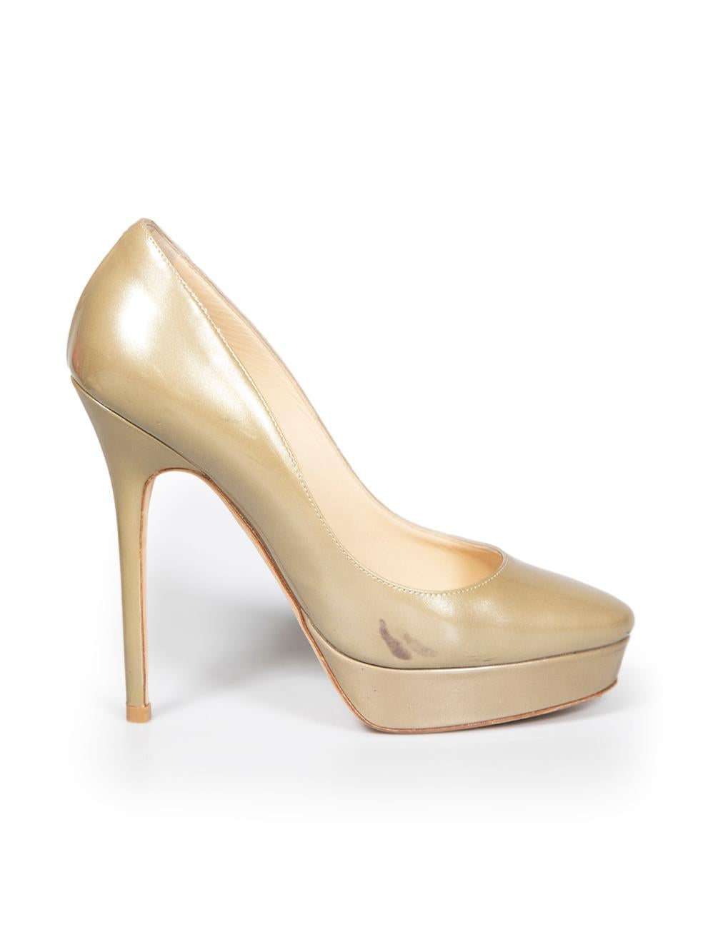 El ESTADO es Muy bueno. Se aprecia un desgaste mínimo en los talones. Desgaste mínimo en las suelas con algunas rozaduras en el lado derecho y el lado izquierdo del zapato derecho en este artículo de segunda mano del diseñador Jimmy Choo.
 

 

 

