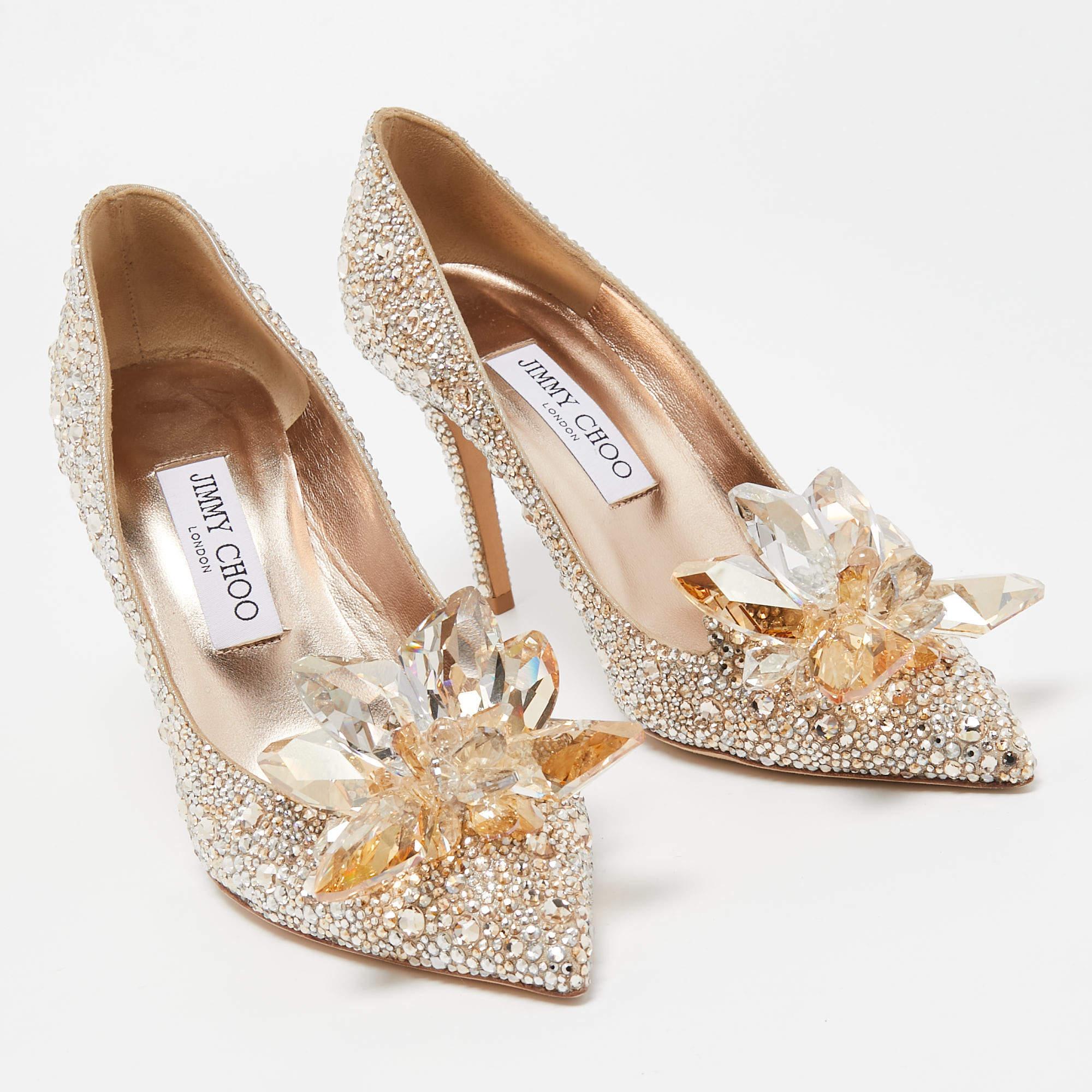 Jimmy Choo Gold Satin Alia Crystal Embellished Pointed Toe Pumps Size 38 In Excellent Condition For Sale In Dubai, Al Qouz 2
