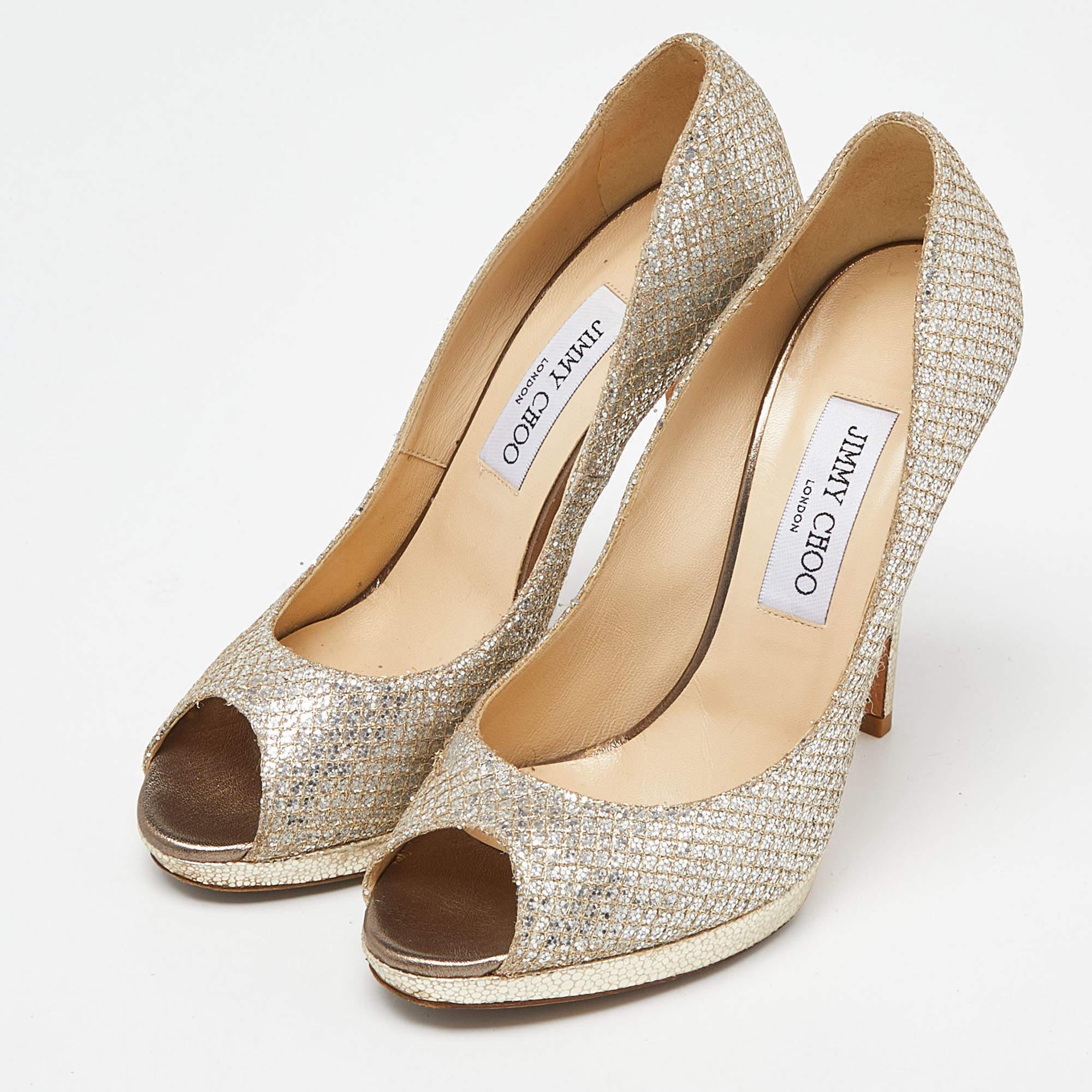 Wear these Luna pumps from the house of Jimmy Choo and channel your inner fashionista. This pair of pumps are glamorous and crafted from gold-hued glitter. They have peep toes, platforms, and 12.5 cm heels. They are finished with leather soles.