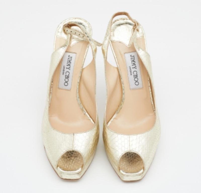 Jimmy Choo Gold Schlangenhaut geprägte Leder Plateau Slingback Sandalen Größe 39 im Zustand „Gut“ im Angebot in Dubai, Al Qouz 2