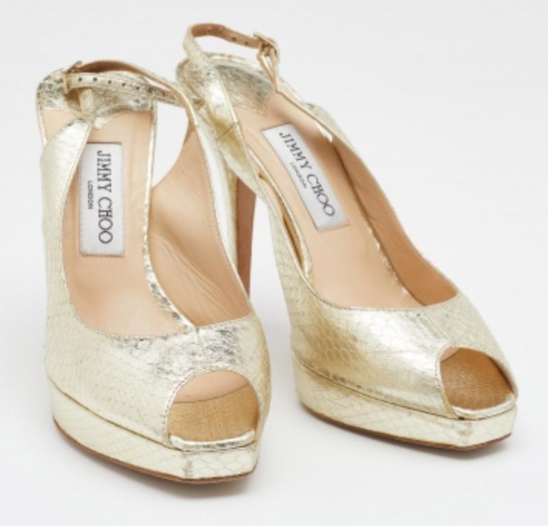Jimmy Choo Gold Schlangenhaut geprägte Leder Plateau Slingback Sandalen Größe 39 Damen im Angebot