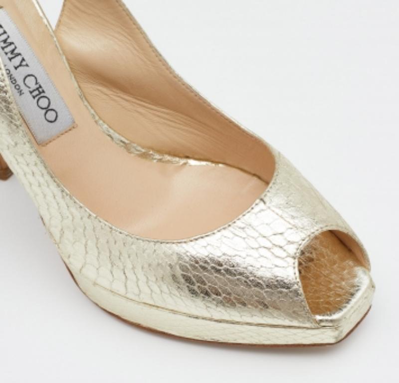 Jimmy Choo Gold Schlangenhaut geprägte Leder Plateau Slingback Sandalen Größe 39 im Angebot 1