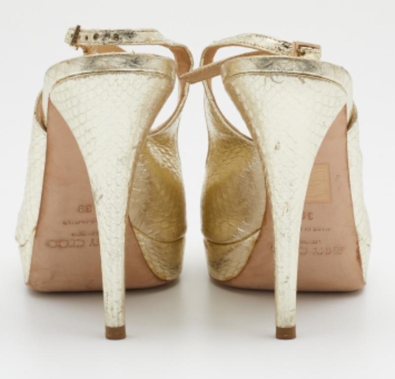 Jimmy Choo Gold Schlangenhaut geprägte Leder Plateau Slingback Sandalen Größe 39 im Angebot 2