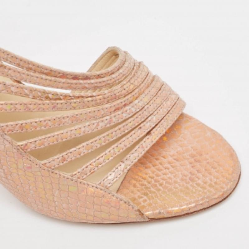 Este diseño refleja la elegancia del calzado de Jimmy Choo. Las sandalias están maravillosamente elaboradas con materiales de alta calidad y asentadas sobre suelas duraderas. Llévala con bajos recortados para resaltar su moderna construcción.