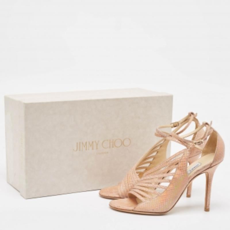 Jimmy Choo Sandalias de piel de serpiente dorada con tiras de tobillo en relieve talla 36.5 en Bueno estado para la venta en Dubai, Al Qouz 2