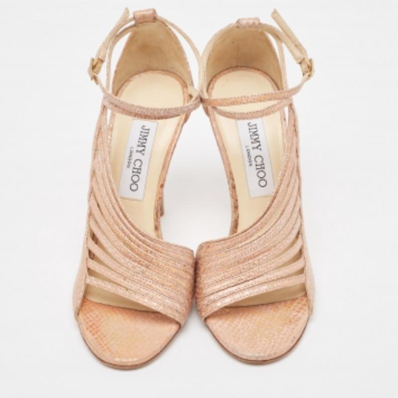 Jimmy Choo Sandalias de piel de serpiente dorada con tiras de tobillo en relieve talla 36.5 en venta 2