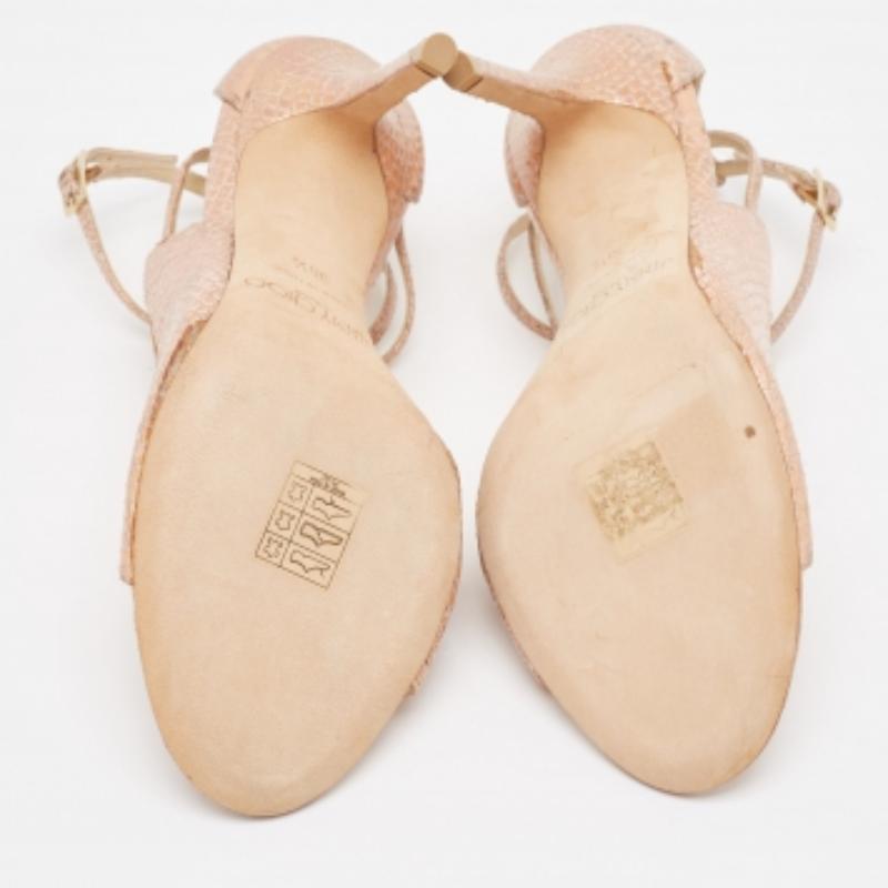Jimmy Choo Sandalias de piel de serpiente dorada con tiras de tobillo en relieve talla 36.5 en venta 4
