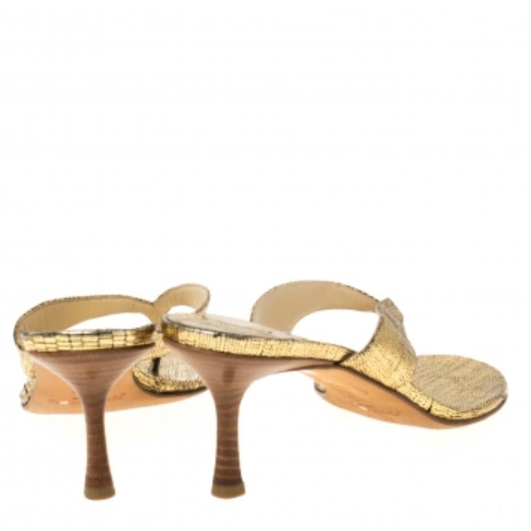Jimmy Choo Sandali con tacco in legno e perizoma in pelle testurizzata oro misura 39,5 In condizioni buone in vendita a Dubai, Al Qouz 2