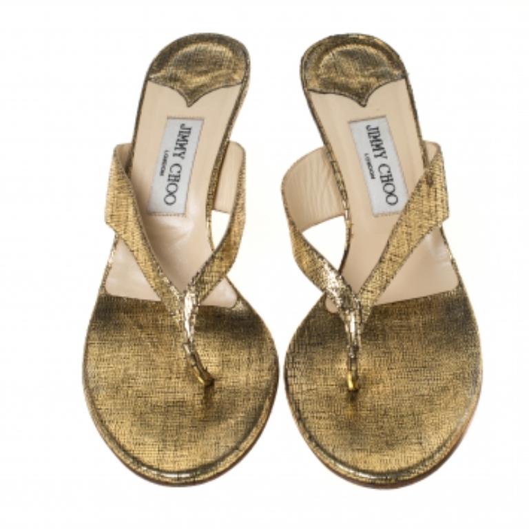 Donna Jimmy Choo Sandali con tacco in legno e perizoma in pelle testurizzata oro misura 39,5 in vendita