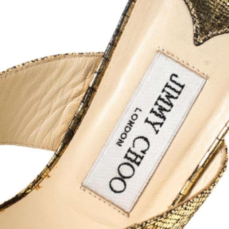 Jimmy Choo Sandali con tacco in legno e perizoma in pelle testurizzata oro misura 39,5 in vendita 1