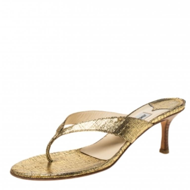 Jimmy Choo Sandali con tacco in legno e perizoma in pelle testurizzata oro misura 39,5 in vendita 2