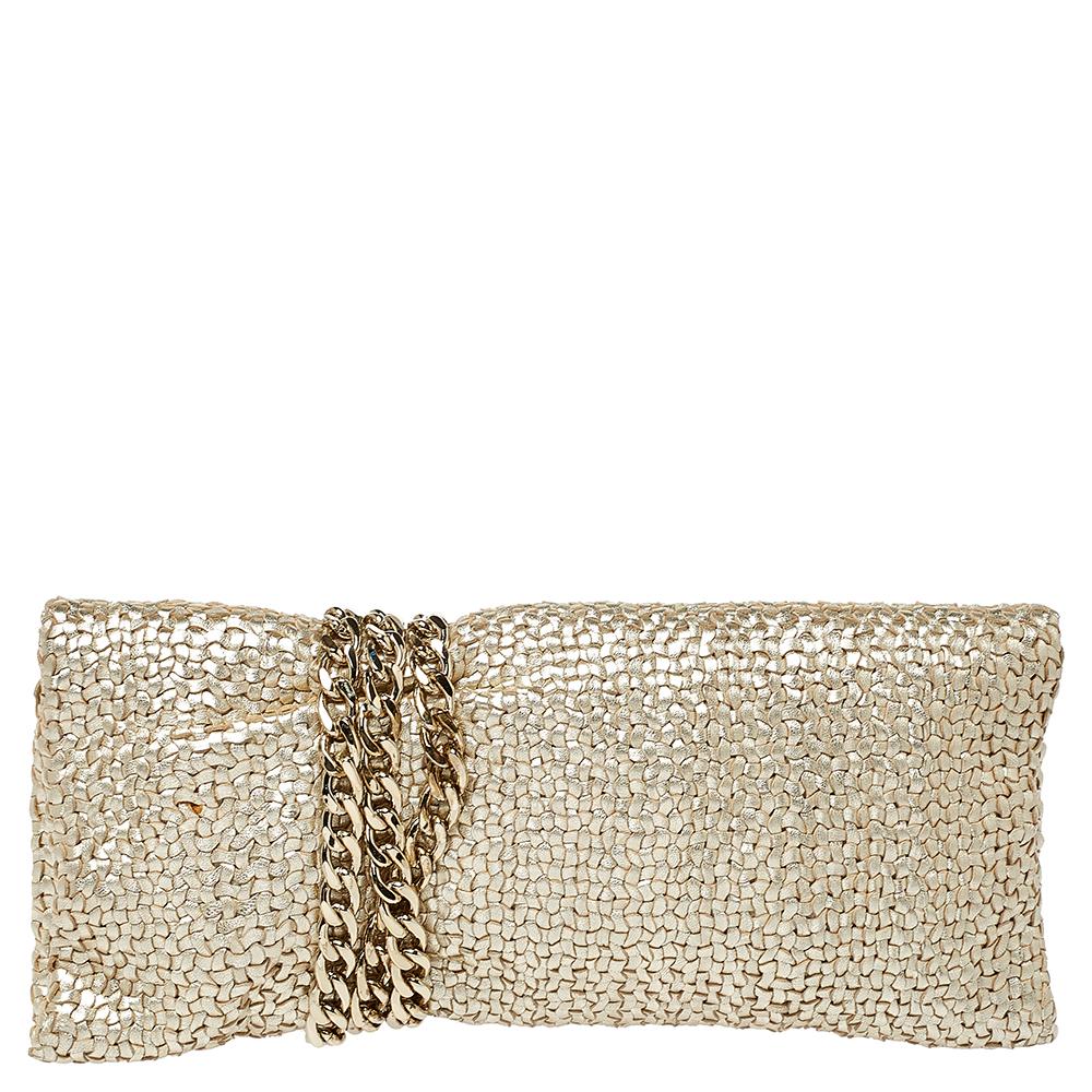 Sprinkle grace and style in every swing with this Chandra clutch from Jimmy Choo. Crafted from woven leather, the piece is styled with gold-tone chain detail that is wound around the clutch, ending as the clasp. The insides are lined with suede and