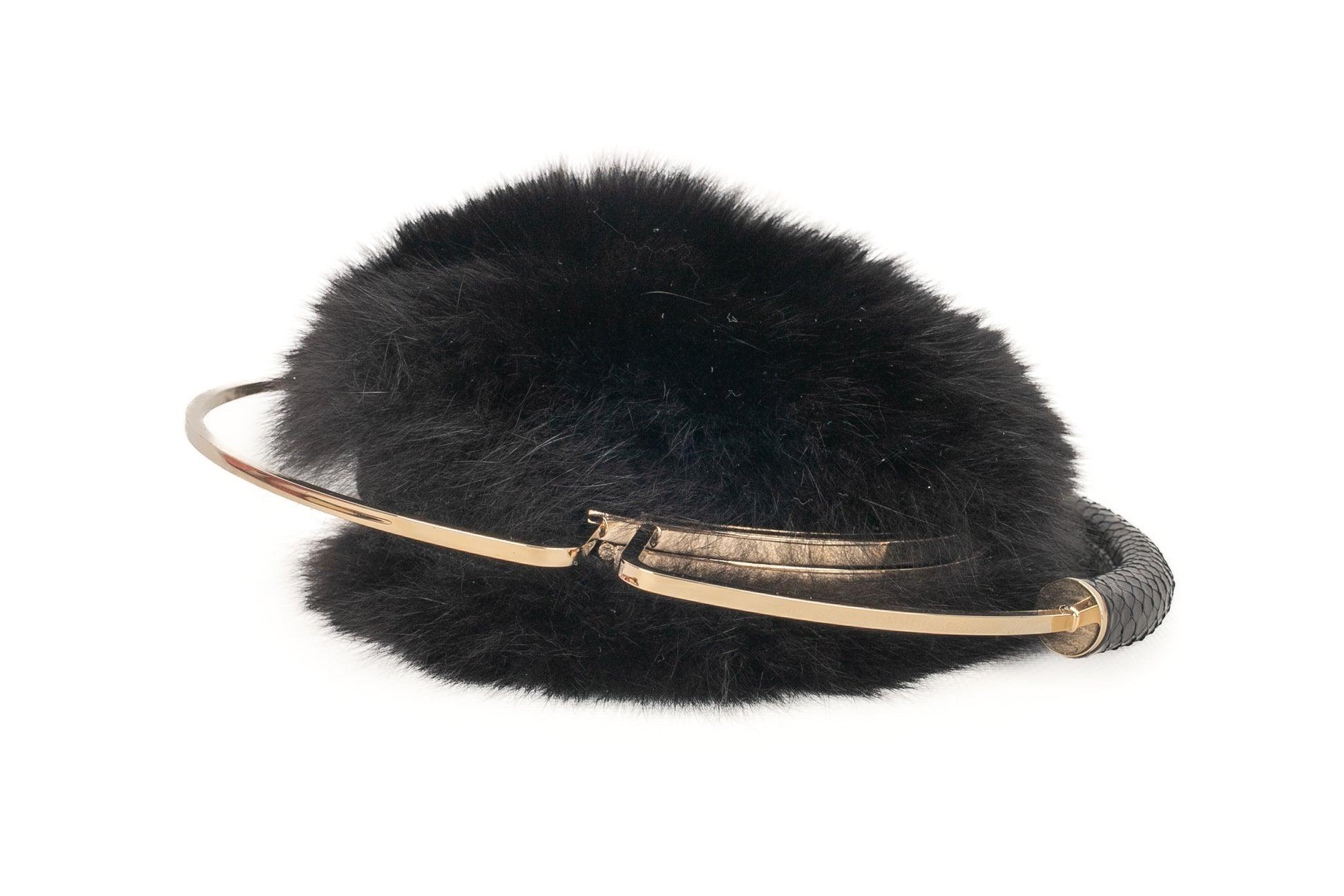 Jimmy Choo - (Made in Italy) Golden metal round handbag with black rabbit fur and a snake-like leather handle.

Additional information:
Condition: Very good condition
Dimensions: Diameter: 14 cm - Circumference: 42 cm

Seller Reference: S201
