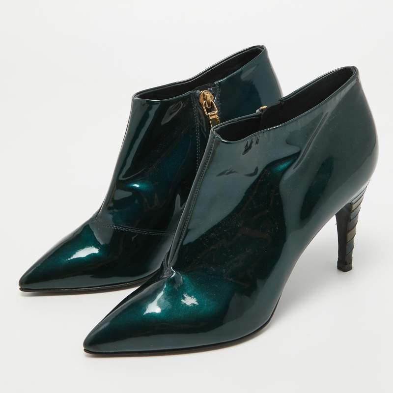 Las botas son una parte esencial de tu vestuario y estas botas fabricadas con materiales de primera calidad son una buena elección. Ofreciendo lo mejor de la comodidad y el estilo, este par de suela resistente quedaría genial con unos vaqueros