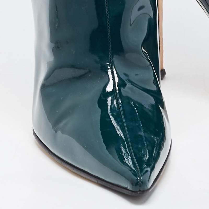 Mit ihrer eleganten Silhouette sind diese Stiefel von Jimmy Choo ein echter Hingucker. Sie sind mit bequemen Innensohlen und strapazierfähigen Laufsohlen ausgestattet, die eine lange Lebensdauer garantieren. Diese Stiefel sind einfach umwerfend, und