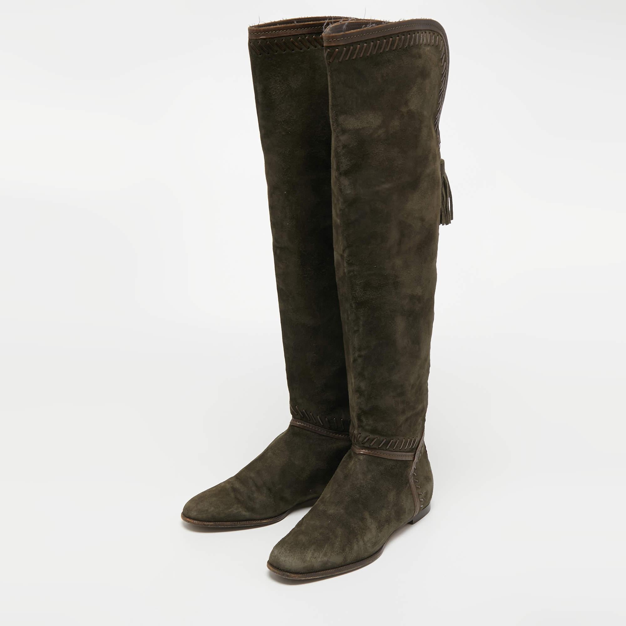 Les bottes sont un élément essentiel de votre garde-robe et ces bottes fabriquées dans des matériaux de qualité supérieure sont un excellent choix. Offrant le meilleur du confort et du style, cette paire à semelle robuste sera parfaite avec une robe
