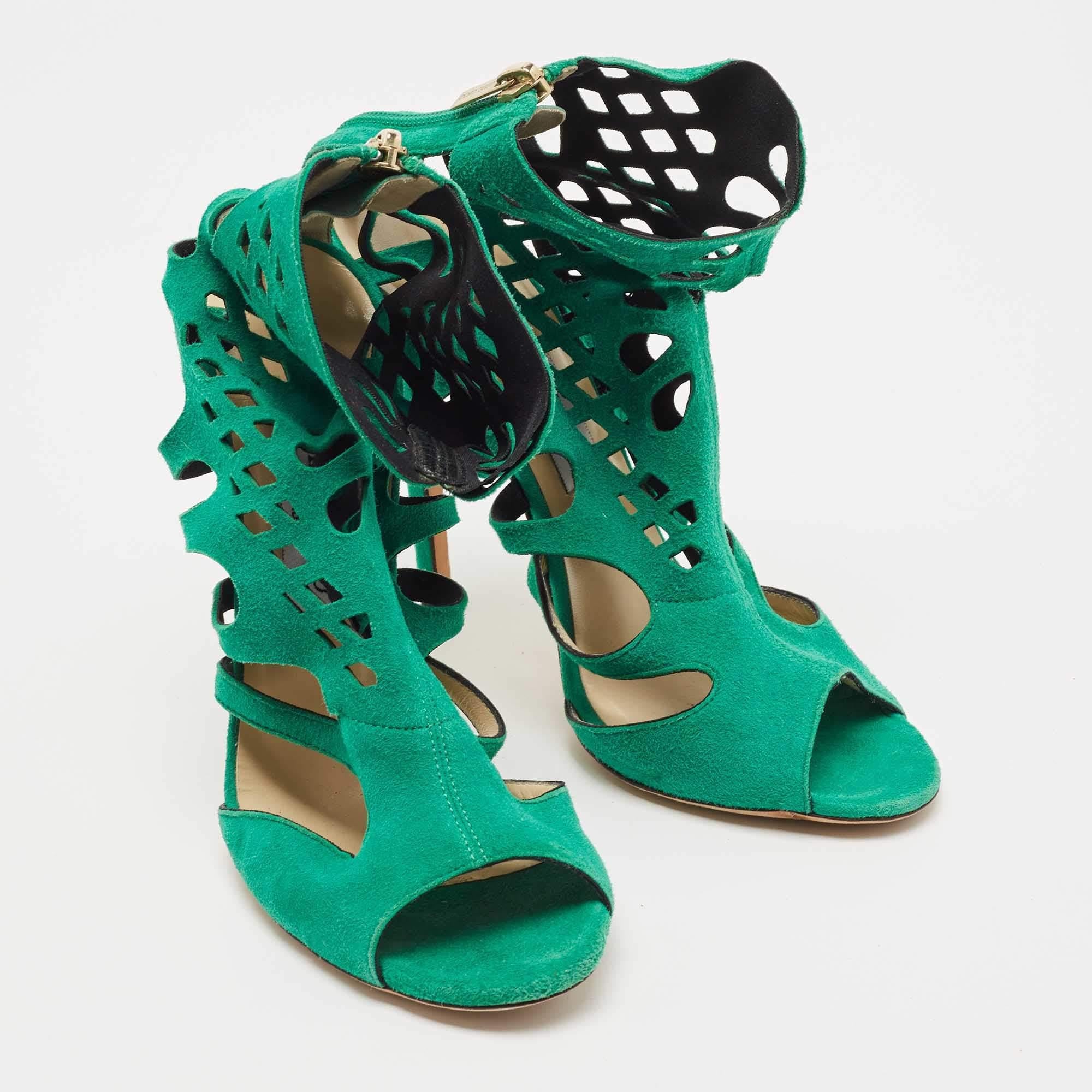 Jimmy Choo - Sandales à découpes en daim vert, taille 38,5 Bon état - En vente à Dubai, Al Qouz 2