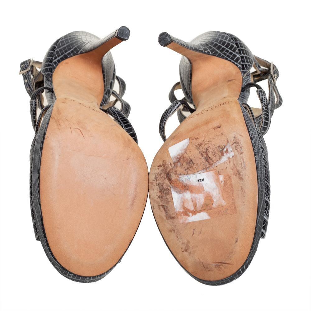Jimmy Choo Graue Riemchensandalen mit Nieten aus Leder mit Krokodillederprägung und Nieten Größe 36 im Angebot 1