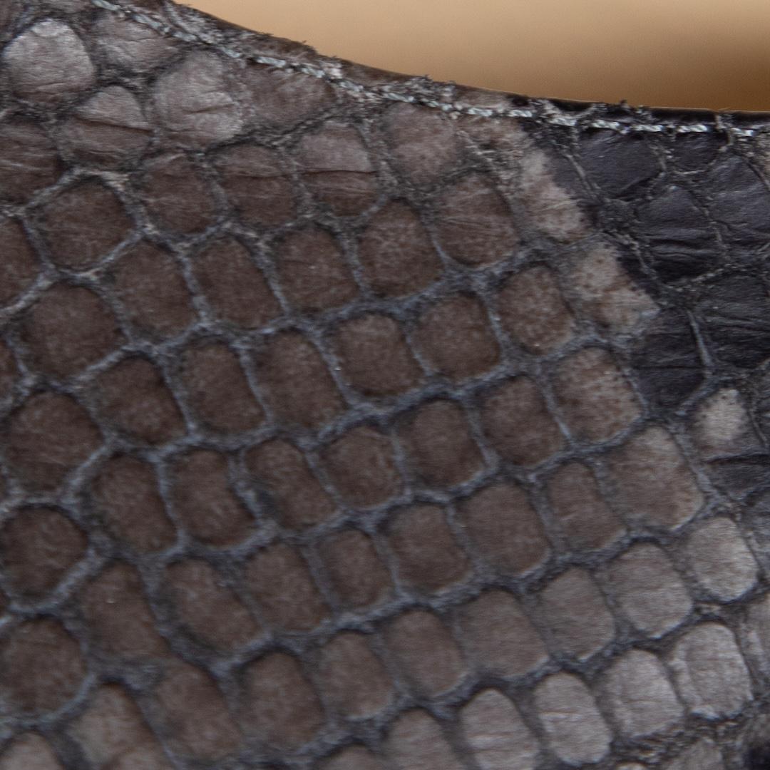 Jimmy Choo Graue Lederkeilschuhe mit Schlangenprägung Größe IT 37,5 Damen im Angebot
