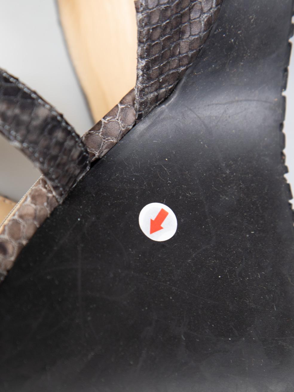 Jimmy Choo Graue Lederkeilschuhe mit Schlangenprägung Größe IT 37,5 im Angebot 2