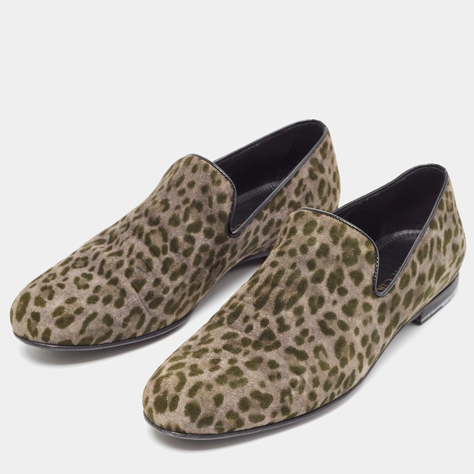 These Jimmy Choo Sloane Smoking slippers are sure to win many hearts. It features a leopard printed jacquard fabric body and comes in a classic silhouette  finished with leather trims. Wear with those casual blazer looks to make a stand out