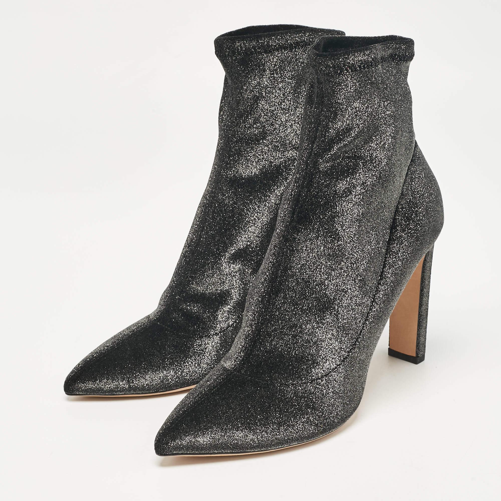 Meticulosamente diseñadas en una silueta elegante, estas botas están a la última en estilo. Vienen con plantillas cómodas y suelas duraderas para que te duren siempre. Estas botas son simplemente increíbles y sin duda tienes que hacerte con ellas