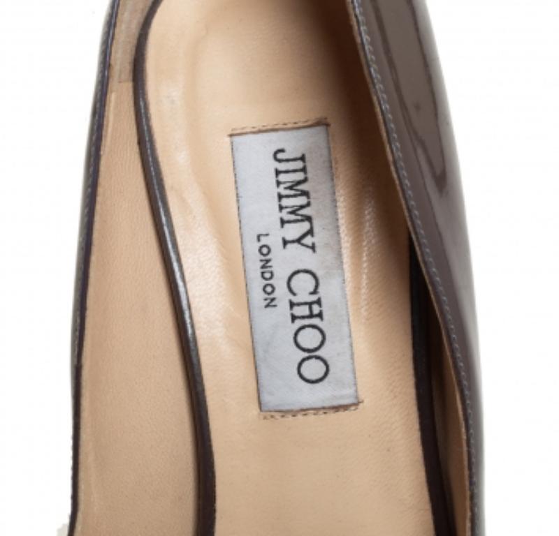 Jimmy Choo Grey Patent Leather Peep Toe Wedge Pumps Size 39.5 In Fair Condition For Sale In Dubai, Al Qouz 2