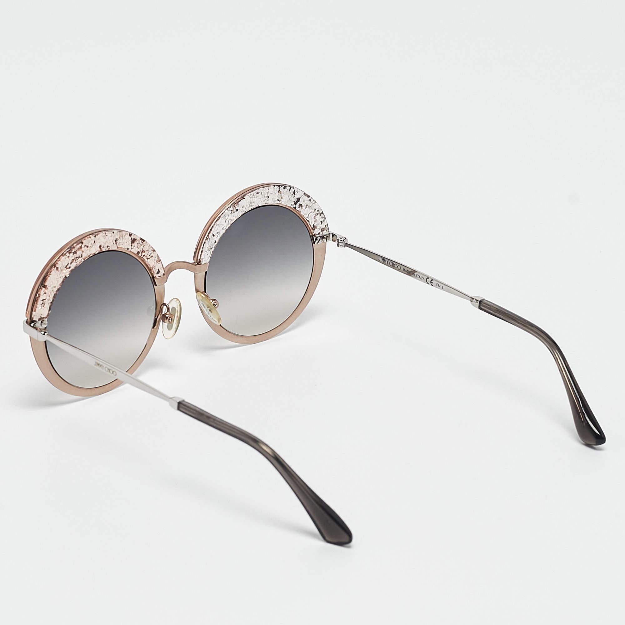 Vemos los detalles de este exquisito par de gafas de sol de diseño fabricadas con materiales nobles. Las gafas de sol tienen un atractivo lujoso y un uso práctico.