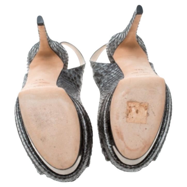 Audacieuses, glamour et très élégantes, ces sandales de Jimmy Choo ont le pouvoir d'enchanter les foules et valent chaque shilling dépensé. Confectionnées en python, ces sandales grises présentent une silhouette peep toe et arborent des escarpins à