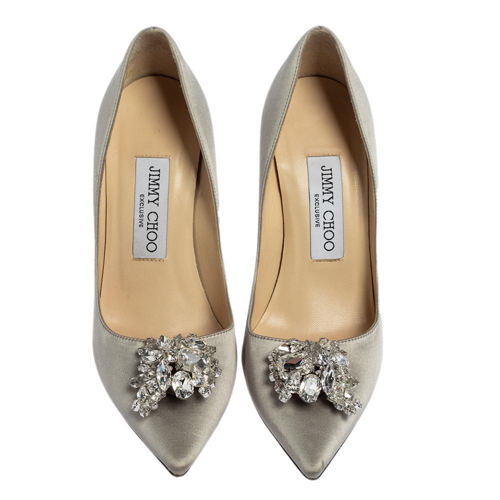 These exquisite Manda pumps from Jimmy Choo are all you need to shine and make a statement like never before! In a lovely grey shade, they come crafted from satin and feature pointed toes. They flaunt shimmering crystals embellished on the vamps and