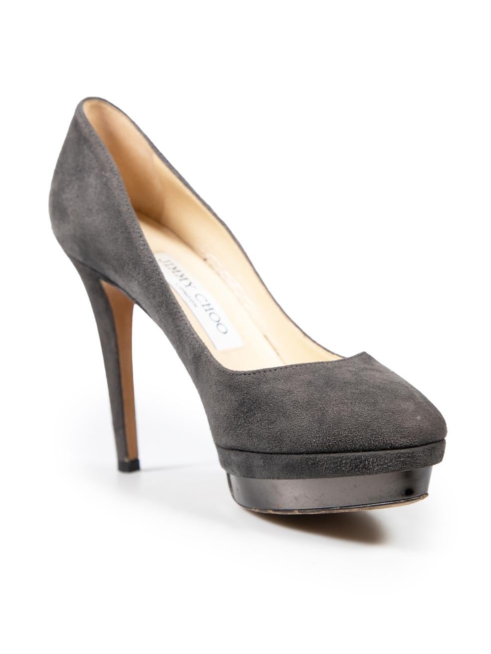 L'ÉTAT est très bon. L'usure des talons est minime. Usure minimale avec décoloration et abrasion sur les deux talons, le plateau et les côtés sur cet article de revente de designer Jimmy Choo d'occasion.