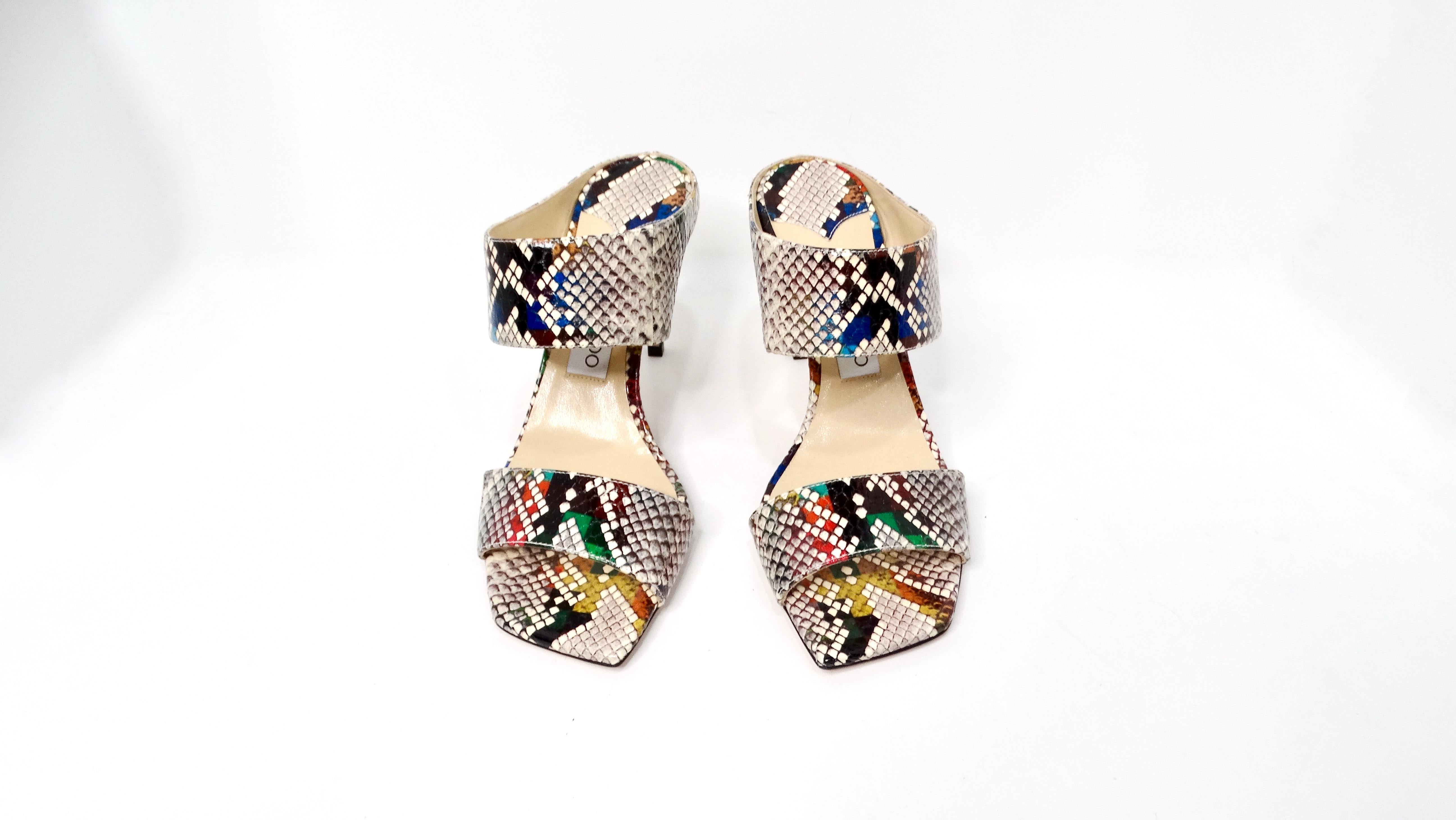 Élevez votre style avec les sandales à talons coulissants Jimmy Choo Hira Multicolor Snake Print, un mélange étonnant d'élégance classique et de flair ludique. Dotées d'un imprimé serpent intemporel orné de taches multicolores vibrantes, ces