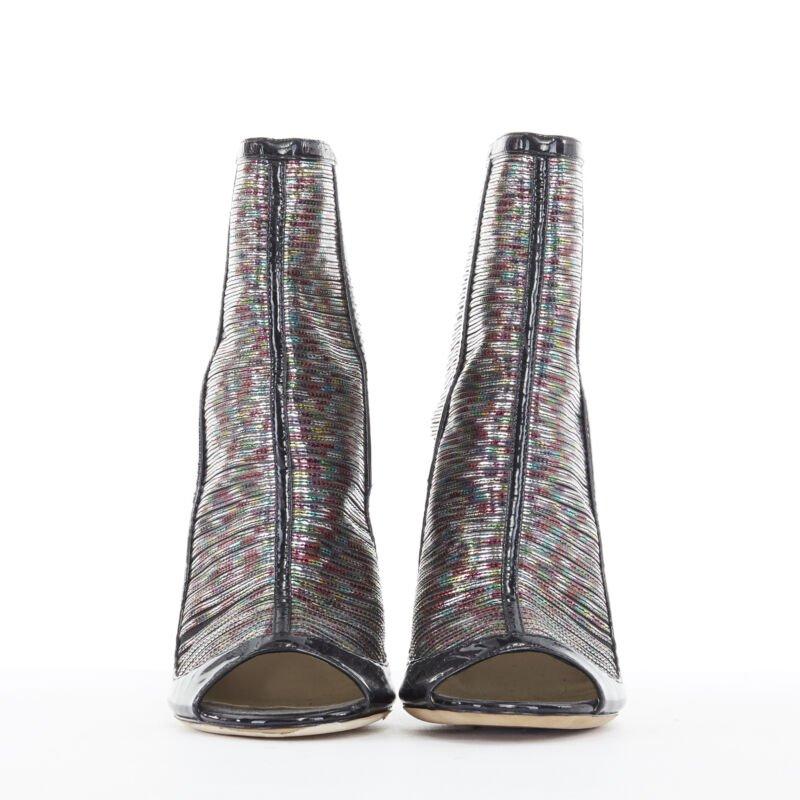 JIMMY CHOO Kier Hologramm Mesh schwarz Lack Peep Toe High Heel Bootie EU38.5 (Schwarz) im Angebot