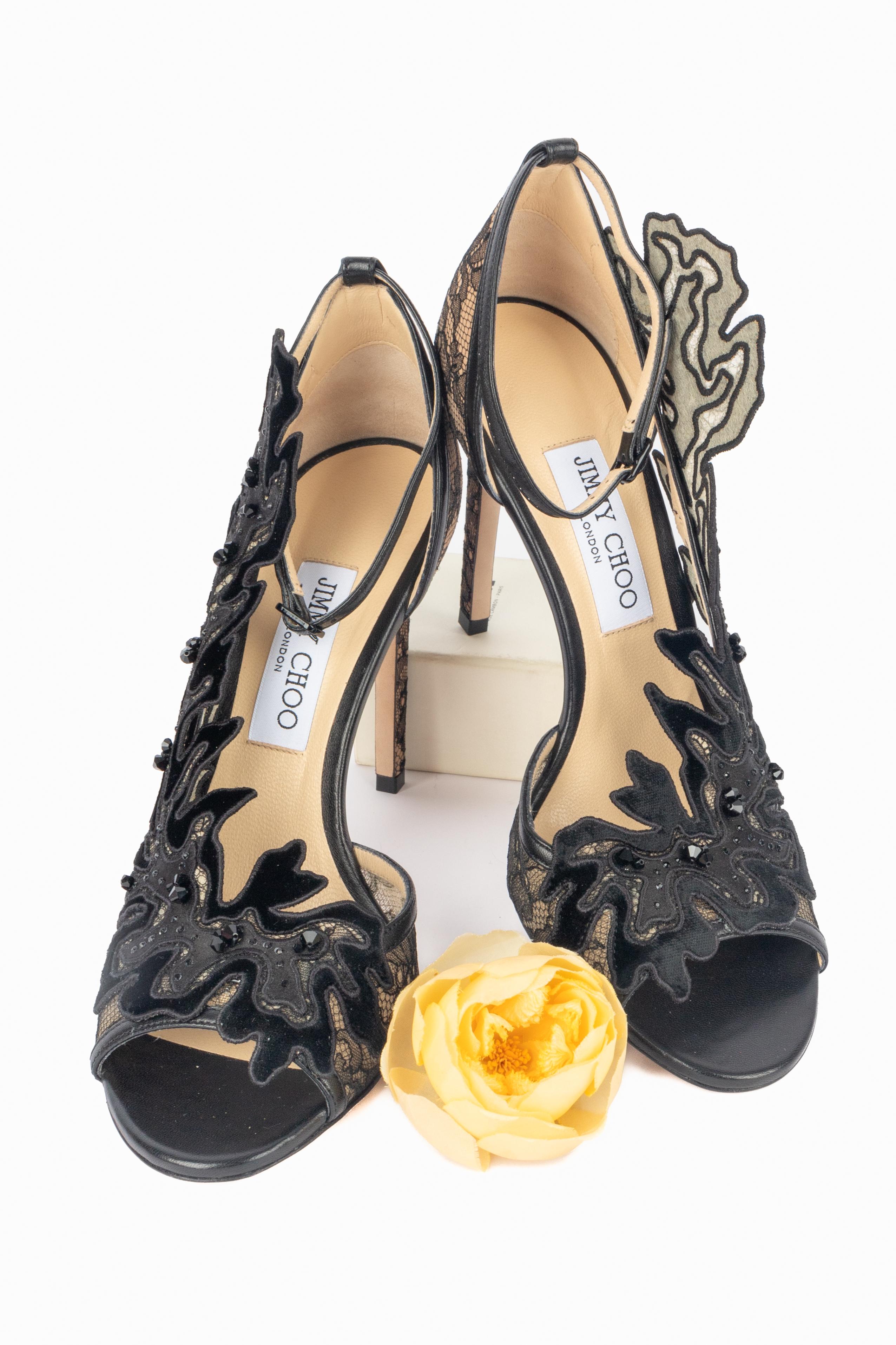 JIMMY CHOO -(Made in Italy) Scarpe a spillo in pelle nera con pizzo e velluto. Taglia 37.

Condizioni:
Ottime condizioni

Dimensioni:
Altezza del tacco: 10 cm

SKU:CH90